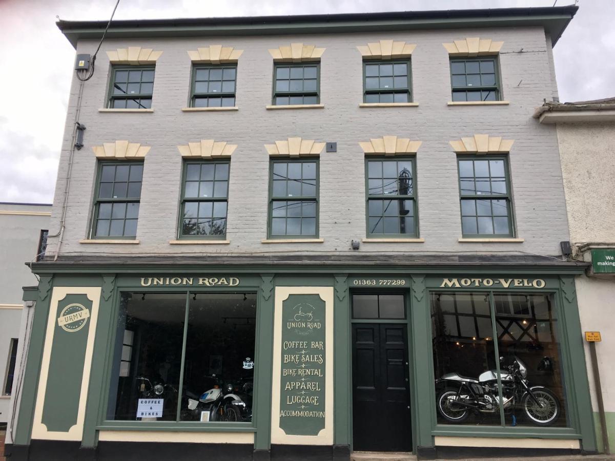 Union Road Moto Velo Couette-café Crediton