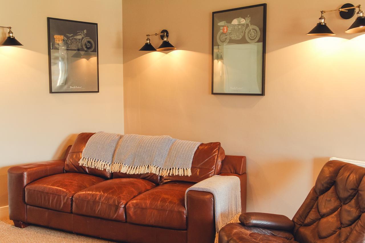 Union Road Moto Velo Couette-café Crediton